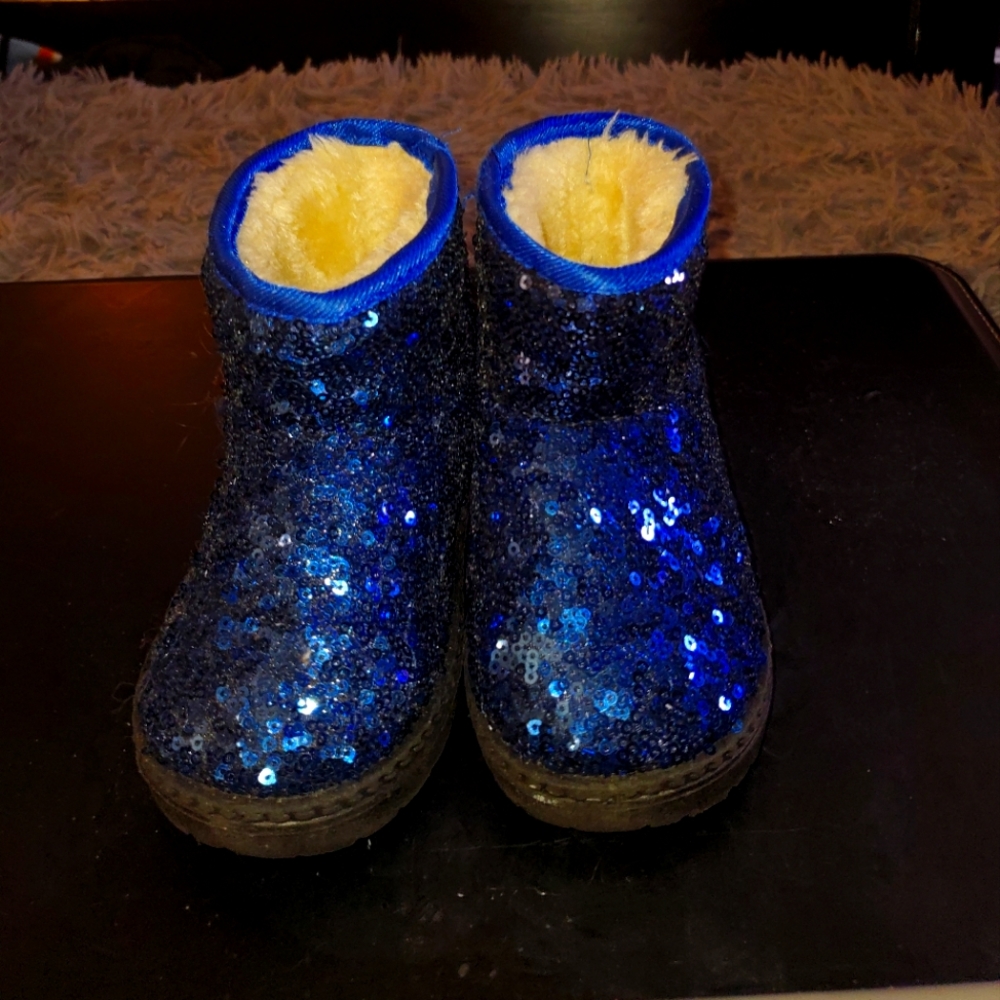 Blue sequenced Uggla boots toddler size 25 (8.5)